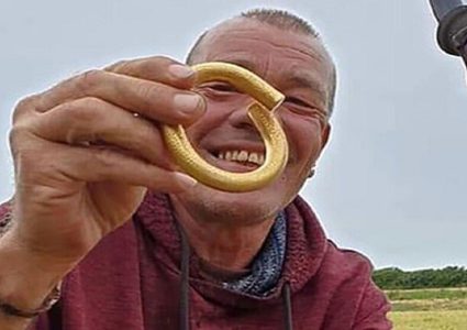 بريطاني يعثر على قطعة ذهبية من العصر البرونزي