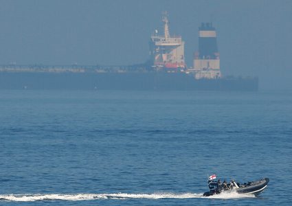 انفجار في ناقلة إيرانية يتسبب بتسرب نفطي