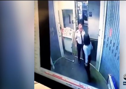 فصل طيار ومضيفة تبادلا اللكمات