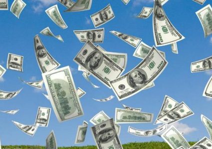 روسيا .. ملياردير يمطر ملعبا لكرة القدم بالدولارات !