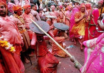 "مهرجان العصي" يخلف أكثر من 100 إصابة بالهند