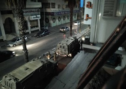 قوات الاحتلال تداهم عدة منازل في الخليل