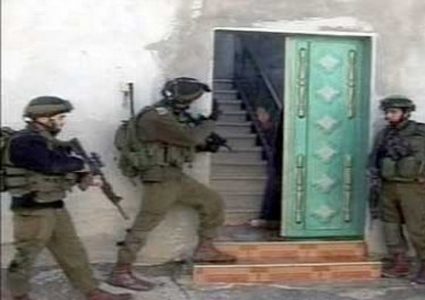 الاحتلال يقتحم منزلي الأسيرين سامر العربيد ووليد حناتشة