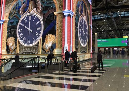 مسافر يدمر مكتب مراقبة الصعود في مطار