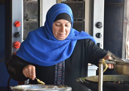 "أم عمر " أول سيدة تدير مطعما في سلفيت