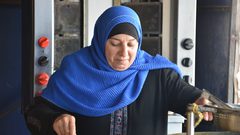 "أم عمر " أول سيدة تدير مطعما في سلفيت