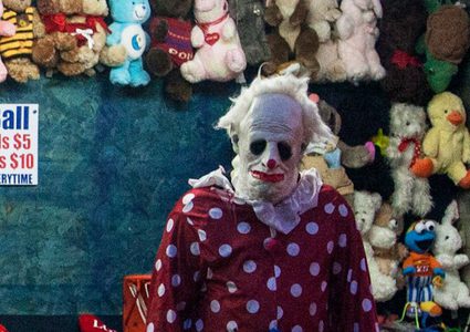 "المهرج رينكلز".. عجوز يكسب رزقه من إخافة الأطفال الأشقياء !