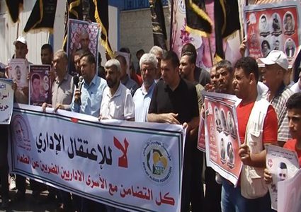 وقفة تضامنية مع الأسرى المضربين في الخليل