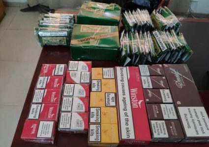 ضبط مواد غذائية منتهية الصلاحية ودخان ممنوع من التداول