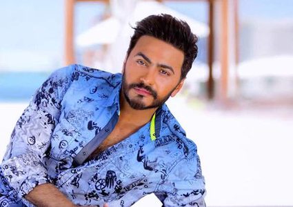 الجمهور يسخر من تامر حسني