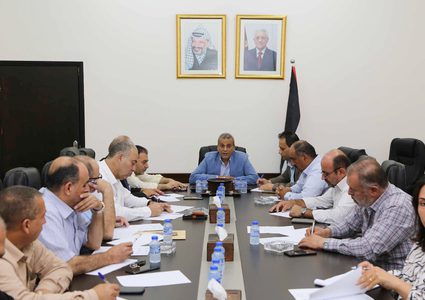 قلقيلية: المحافظ يلتقي لجنة "العنقود الزراعي"