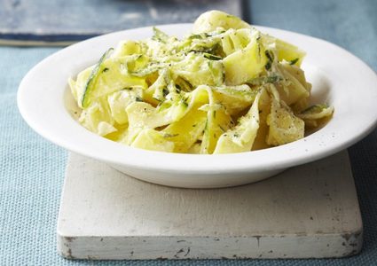 مكرونة بالكوسا والليمون