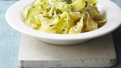 مكرونة بالكوسا والليمون