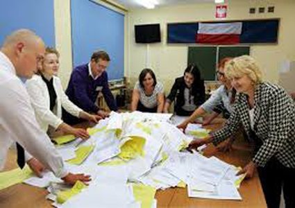 بولندا: المحافظون يفوزون بالانتخابات التشريعية