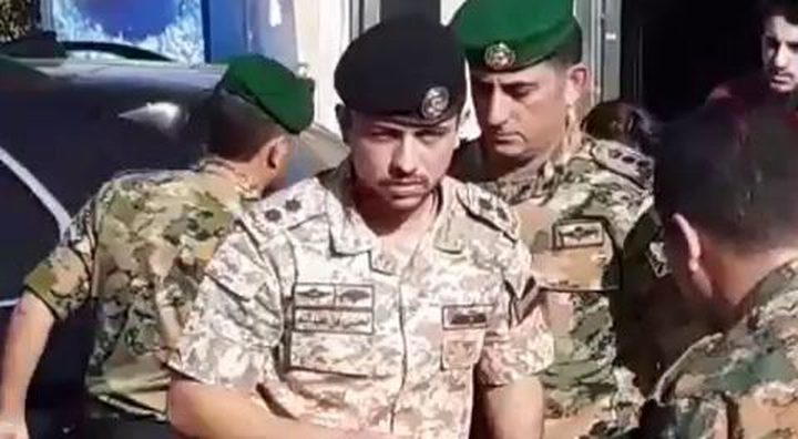 الأمير الحسين بن عبد الله الثاني يساعد مصابين بحادث سير (فيديو)