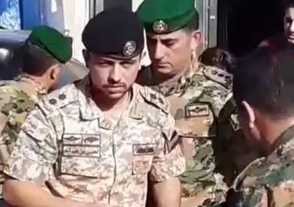 الأمير الحسين بن عبد الله الثاني يساعد مصابين بحادث سير (فيديو)