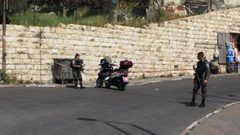 الاحتلال يغلق طريقين في بلدة سلوان