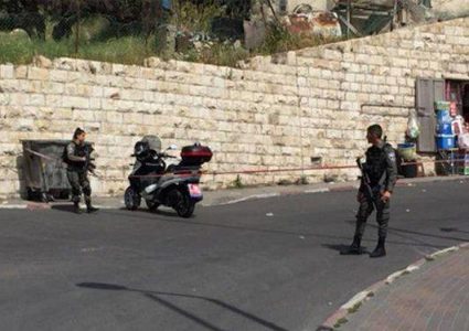 الاحتلال يغلق طريقين في بلدة سلوان