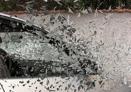 سيارة تقتحم مطعما وتطيح بالزبائن