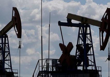 النفط يهبط 2% والدولار يصعد