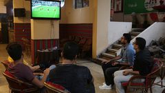 مواطنون يشاهدون المباراة النهائية لكرة القدم بين المنتخب الفلسطيني والسعودي، في مدينة غزة.