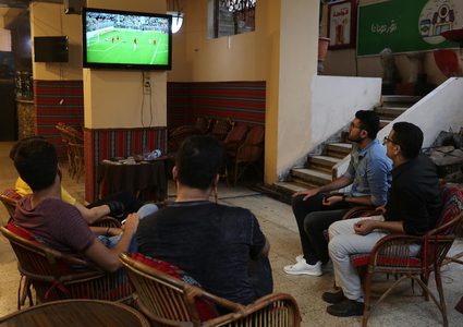 مواطنون يشاهدون المباراة النهائية في غزة