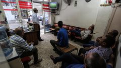 مواطنون يشاهدون المباراة النهائية لكرة القدم بين المنتخب الفلسطيني والسعودي، في مدينة غزة.