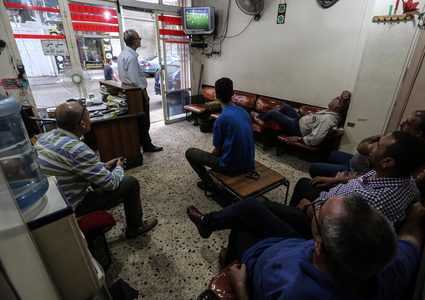 مواطنون يشاهدون المباراة النهائية في غزة