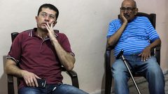 مواطنون يشاهدون المباراة النهائية لكرة القدم بين المنتخب الفلسطيني والسعودي، في مدينة غزة.