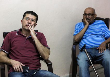 مواطنون يشاهدون المباراة النهائية لكرة القدم بين المنتخب الفلسطيني والسعودي، في مدينة غزة.