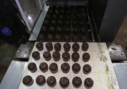 عمال يعدون حلوى الفانيلا المعروفة بإسم"رأس العبد"