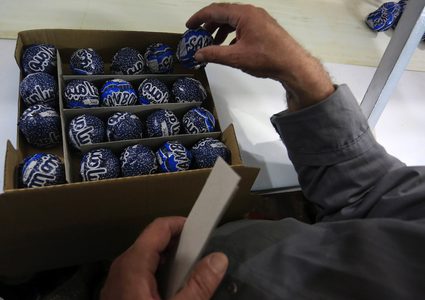 عمال يعدون حلوى الفانيلا المعروفة بإسم"رأس العبد"