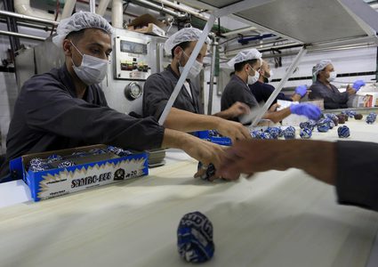 عمال يعدون حلوى الفانيلا المعروفة بإسم"رأس العبد"