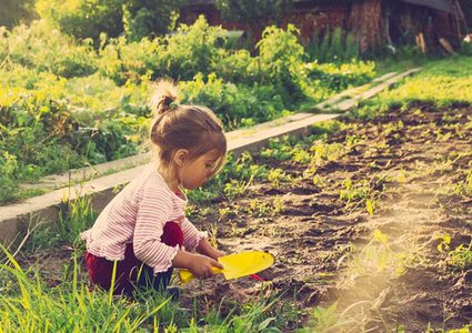 دراسة تحذر: لعب الأطفال بالتربة يضر بصحتهم الجسدية والعقلية