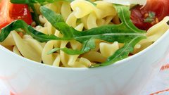 سلطة المكرونة مع الطماطم والجرجير للرجيم