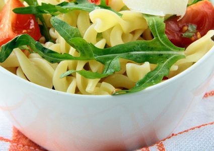 سلطة المكرونة مع الطماطم والجرجير للرجيم