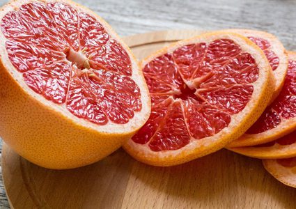 دراسة: تناول فاكهة الجريب فروت يوميا يساعد على خسارة الوزن