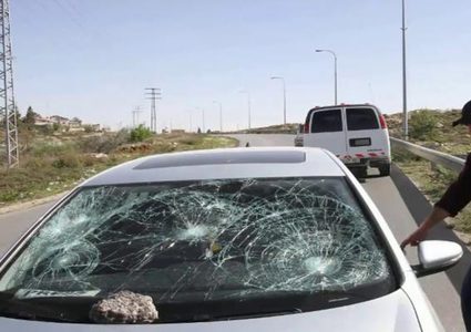 بيت لحم: مستوطنون يهاجمون مركبات المواطنين