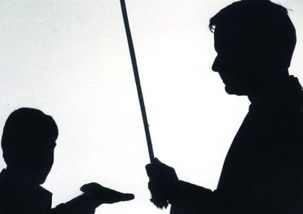 "التربية" توقف أحد معلميها عن العمل جراء ضربه لمجموعة من الطلبة