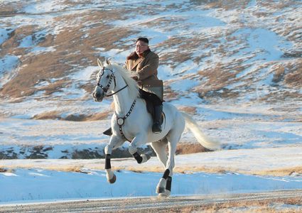 صور غير إعتيادية لزعيم كوريا الشمالية وسط الثلوج