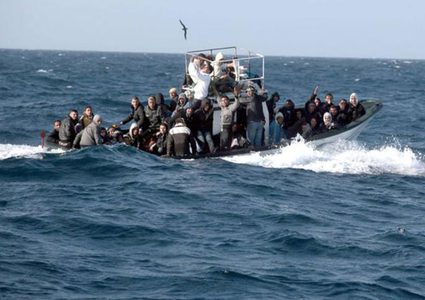 البحرية الليبية تنقذ 90 مهاجرا