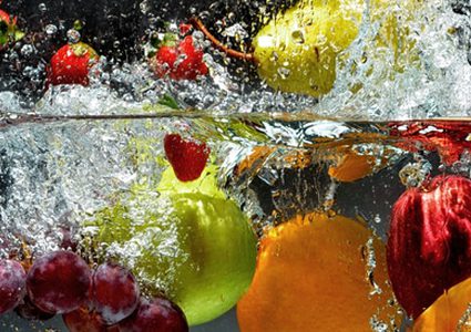 ما هي أهم الأطعمة الغنية بالمياه وترطب الجسم ؟