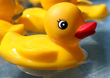 ما هي خطورة إدخال دمى البط الصفراء إلى حوض استحمام الطفل ؟