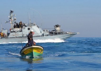الاحتلال يهاجم الصيادين في بحر غزة