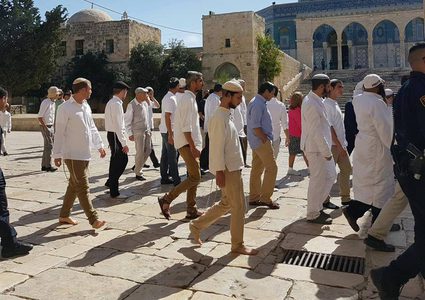 مستوطنون يقتحمون الأقصى بحماية قوات الاحتلال