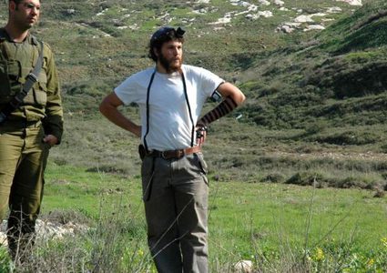 مستوطنون يقتحمون قرية وادي فوكين