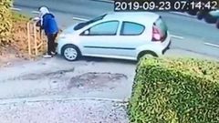 شاهد سيارة فارغة تدهس صاحبتها !