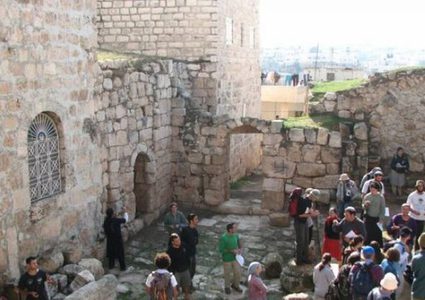 مستوطنون يقتحمون بلدة السموع