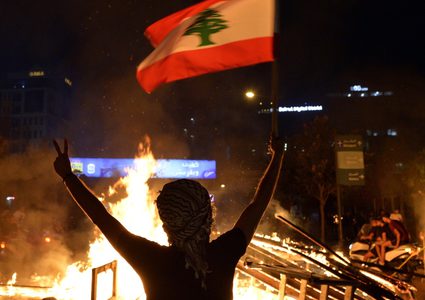 قتيلان وعشرات الجرحى.. الاحتجاجات تتصاعد لليوم الثاني في لبنان