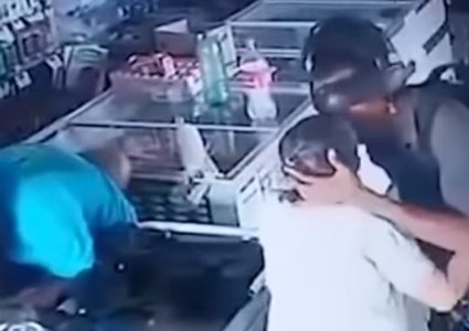 البرازيل.. لص يقبل رأس عجوز خلال سرقته إحدى الصيدليات !